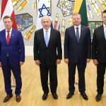 Latvijos Vyriausybės vadovas Māris Kučinskis, Izraelio premjeras Benjaminas Netanyahu, Lietuvos Respublikos Ministras Pirmininkas Saulius Skvernelis ir Estijos Respublikos Ministras Pirmininkas Jüri Ratas