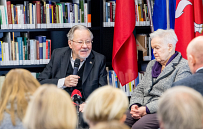 Nacionalinėje bibliotekoje pristatyta prof. Vytauto Landsbergio šventinių atvirukų paroda